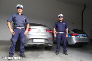 policjanci stoją przy odzyskanym mercedesie