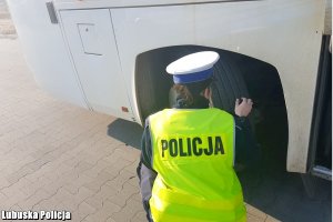 policjantka sprawdza ogumienie w autokarze