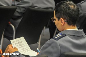 policjantka czyta dokument