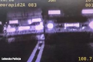 Nagranie z policyjnego videorejestratora na którym widać pojazd osobowy na drodze w porze nocnej.