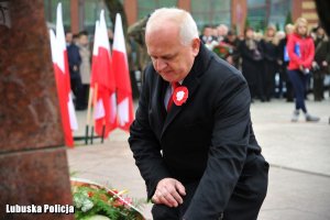 Wojewoda Lubuski składa wiązankę przy pomniku Marszałka Piłsudskiego