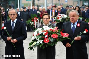 Przedstawiciele Sejmu, Senatu oraz Sejmiku województwa lubuskiego składają wiązankę przed pomnikiem