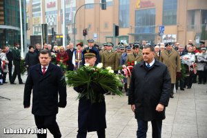 Prezydent Gorzowa Wielkopolskiego, komendant Straży Miejskiej oraz radny składają wiązankę przed pomnikiem