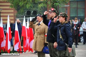 Żołnierz Armii Krajowej wraz z harcerzami salutują przed pomnikiem Marszałka Piłsudskiego