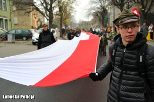Harcerze z biało-czerwoną flagą Polski