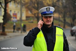 Policjant ruchu drogowego rozmawiający przez telefon