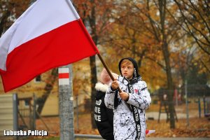 Chłopiec z biało- czerwoną flagą Polski