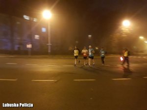 Biegacze na ulicy