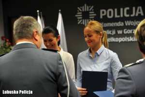 Zastępca Komendanta Lubuskiej Policji wręcza kwiaty i nagrody kobietom