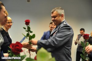Zastępca Komendanta Lubuskiej Policji wręcza kwiaty kobietom