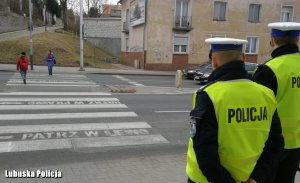 Policjanci ruchu drogowego przy przejściu dla pieszych