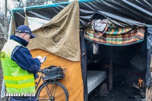 Policjanci kontrolują czy osoby bezdomne nie potrzebują pomocy