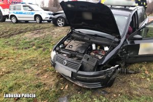 uszkodzony samochód na poboczu