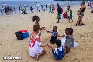 kobieta i dzieci z Afryki na plaży bawią się razem