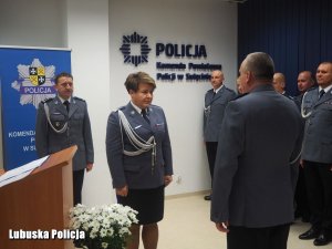 policjant składa meldunek Komendantowi Wojewódzkiemu Policji