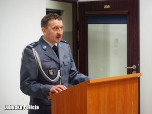 Komendant Powiatowy Policji przemawia do gości
