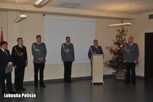 policjanci i przemawiający Zastępca Komendanta Wojewódzkiego Policji