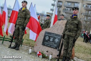 żołnierze stoją przy pomniku