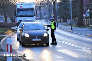 policjantka bada trzeźwość kierowców