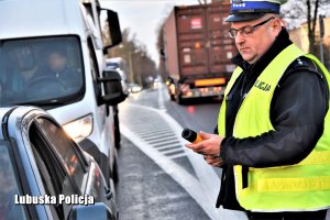 policjant bada trzeźwość kierowców