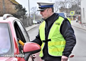 policjant kontroluje trzeźwość kierowcy