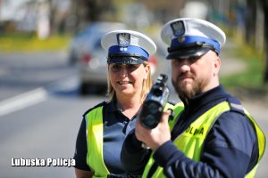 Policjant i policjantka kontrolują prędkość