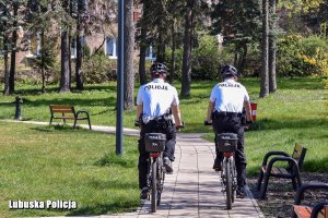 policjanci patrolują miasto na rowerach