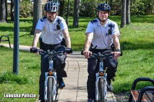 policjanci patrolują park na rowerach