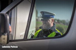 policjant przeprowadza kontrolę drogową