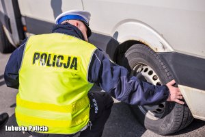policjant sprawdza jakość ogumienia