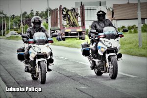 Policjanci podczas patrolu.