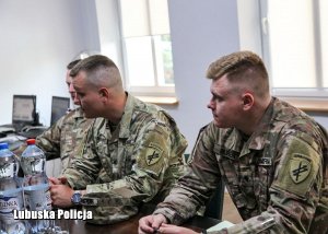 Odwiedziny amerykańskich żołnierzy w komendzie Policji w Żarach.