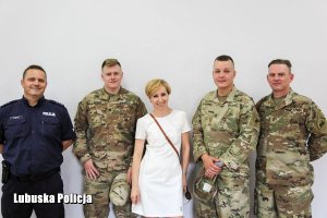 Odwiedziny amerykańskich żołnierzy w komendzie Policji w Żarach.