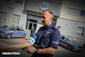 nadkomisarz Marcin Maludy udziela wywiadu