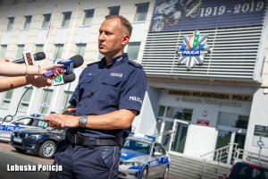 nadkomisarz Marcin Maludy udziela wywiadu