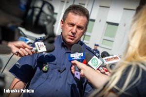 młodszy inspektor Przemysław Muszyński udziela wywiadu