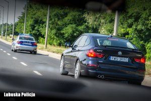 radiowozy BMW policyjnej grupy SPEED na drodze