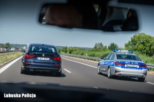 radiowozy BMW policyjnej grupy SPEED na drodze
