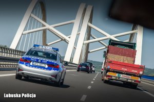 radiowóz BMW policyjnej grupy SPEED wymija pojazd