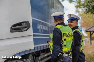 policjanci kontrolują ciężarówkę