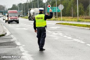 Policjant ruchu drogowego daje sygnał do zatrzymania