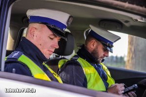 Policjanci ruchu drogowego w radiowozie