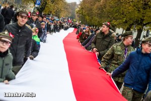 harcerze niosą flagę Polski