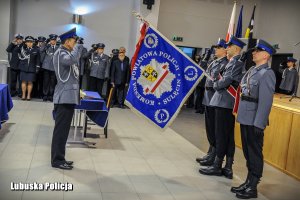 Komendant Powiatowy Policji w Sulęcinie salutuje do sztandaru