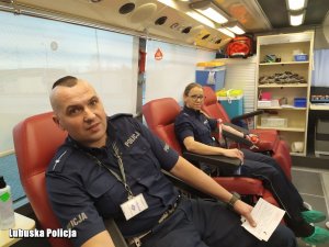 funkcjonariusze Policji oddają krew