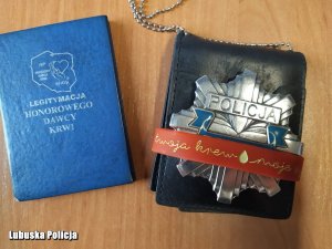 odznaka policjanta i legitymacja honorowego dawcy krwi