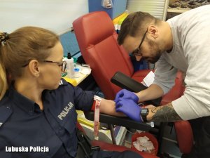policjantka oddaje krew