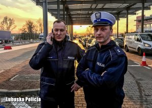 rzecznik prasowy i policjant ruchu drogowego na granicy w Świecku