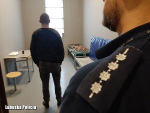 zatrzymany mężczyzna w pomieszczeniu dla osób zatrzymanych.