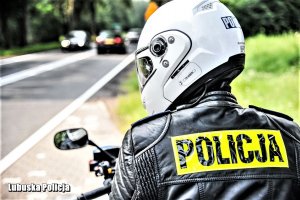 Policyjny motocyklista podczas służby.